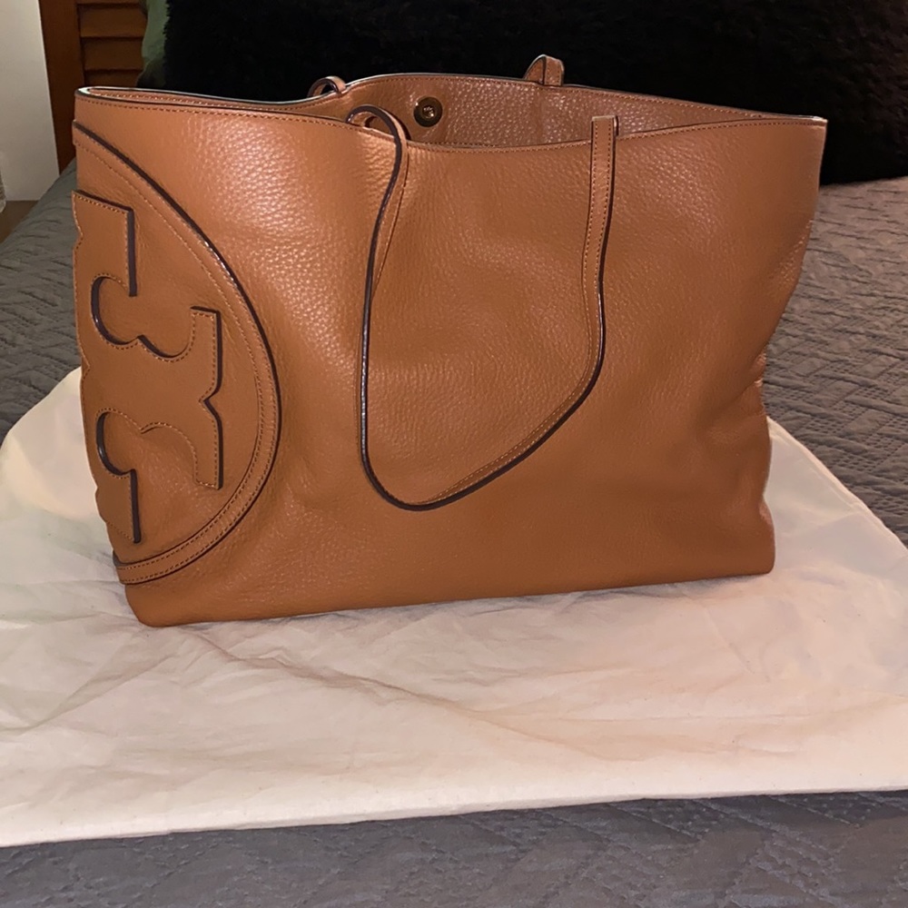 Rare All T East-West Tory Burch Tote 😍